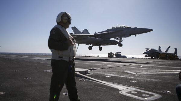 Un caza F/A-18 Super Hornet aterriza sobre el USS Ronald Reagan, 29 de octubre de 2015 - Sputnik Mundo