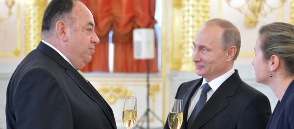 Julio Prado, embajador de Ecuador en Moscú y Vladímir Putin, presidente de Rusia (Archivo) - Sputnik Mundo