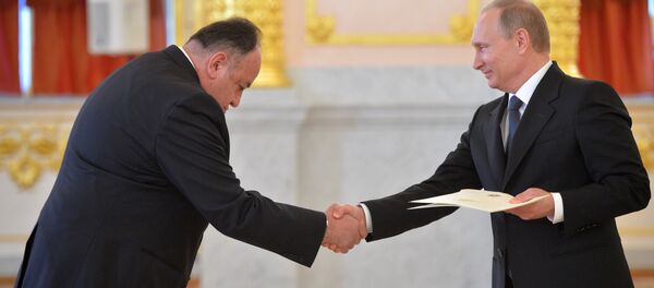 Embajador ecuatoriano en Moscú, Julio Prado, y presidente de Rusia, Vladímir Putin - Sputnik Mundo