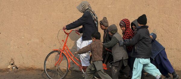 Niños refugiados con la bicicleta Niños refugiados con la bicicleta - Sputnik Mundo
