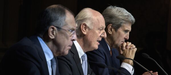 Ministro de Exteriores de Rusia Serguéi Lavrov, enviado especial de la ONU para Siria Staffan de Mistura y secretario de Estado de EEUU John Kerry en las negociaciones sobre Siria en Viena - Sputnik Mundo