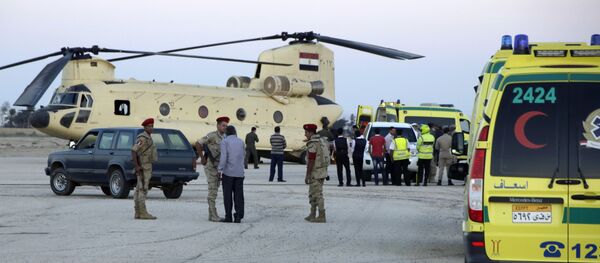Trabajadores de emergencia egipcios trasladan los cuerpos de los pasajeros del Airbus-321 a las ambulancias en el aeropuerto militar Kabrit - Sputnik Mundo
