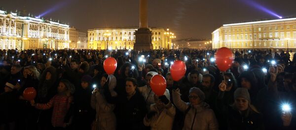 Habitantes de San Petersburgo rinden homenaje a las víctimas del avión siniestrado en Egipto con el lanzamiento de 224 globos por cada fallecido - Sputnik Mundo