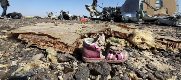 Zapato de un niño en los restos del avión ruso Airbus-321 siniestrado en Egipto - Sputnik Mundo
