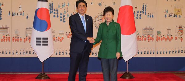 Primer ministro de Japón, Shinzo Abe y presidenta de Corea del Sur, Park Geun-hye - Sputnik Mundo