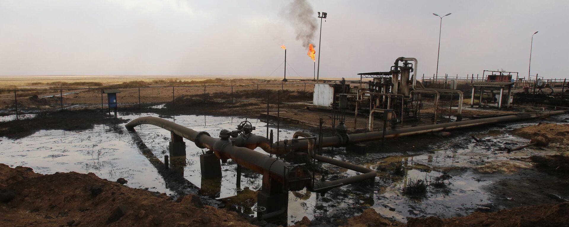 Oil well pumps are seen in the Rmeilane oil field in Syria's northerneastern Hasakeh province - Sputnik Mundo, 1920, 31.08.2023