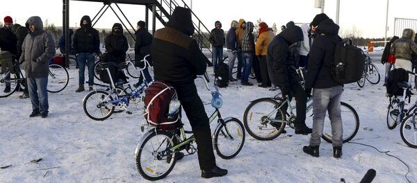 Los refugiados con bicicletas en la frontera ruso-noruega - Sputnik Mundo