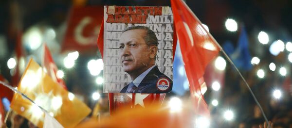 Partidarios del partido gobernante AKP celebran los resultados de elecciones parlamentarias en Ankara, Turquía - Sputnik Mundo
