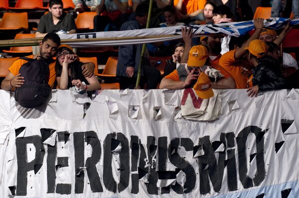 Supporters of Argentine presidential candidate Daniel Scioli wait in dejection at the party's headquarters in Buenos Aires - Sputnik Mundo