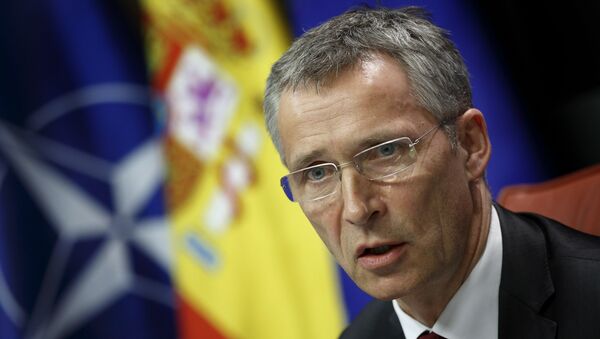 Jens Stoltenberg, secretario general de la OTAN, en el fondo de las banderas de la OTAN y España - Sputnik Mundo