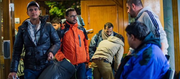 Refugiados llegan a la mezquita central de Estocolmo tras viajar por muchas horas de la ciudad de Malmo en el sur de Suecia - Sputnik Mundo