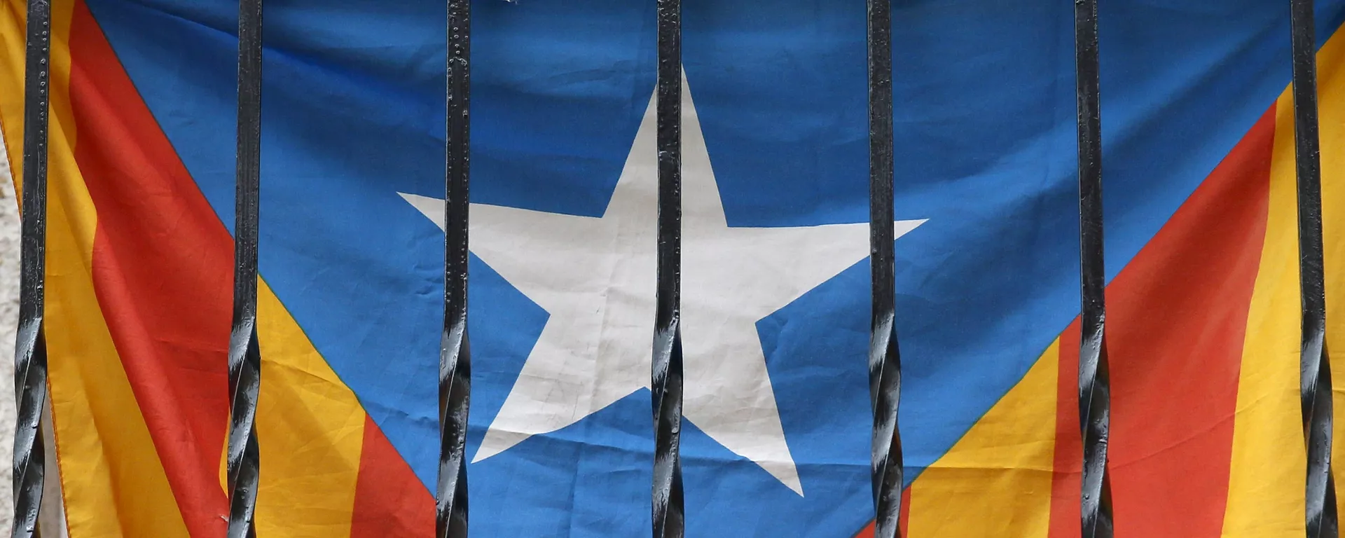 'Estelada', bandera de Cataluña en un balcón en Barcelona 'Estelada', bandera de Cataluña en un balcón en Barcelona - Sputnik Mundo, 1920, 22.06.2021
