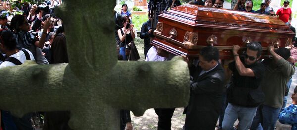 Funeral del fotoperiodista asesinado Rubén Espinosa en Mexico City, 2 de agosto 2015 - Sputnik Mundo