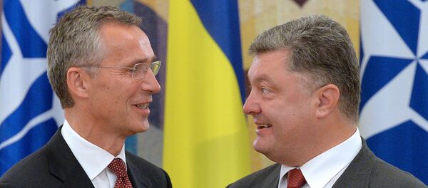 Jens Stoltenberg, secretario general de la OTAN, y Petró Poroshenko, presidente de Ucrania - Sputnik Mundo
