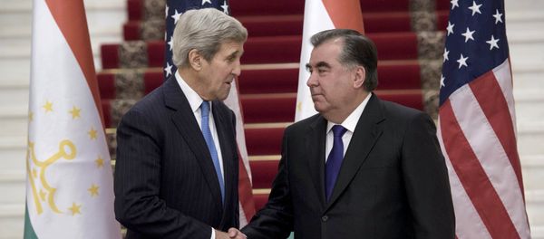 Secretario de Estado John Kerry en un encuentro con presidente de Tayikistán Emomalí Rajmón en Dusambé - Sputnik Mundo