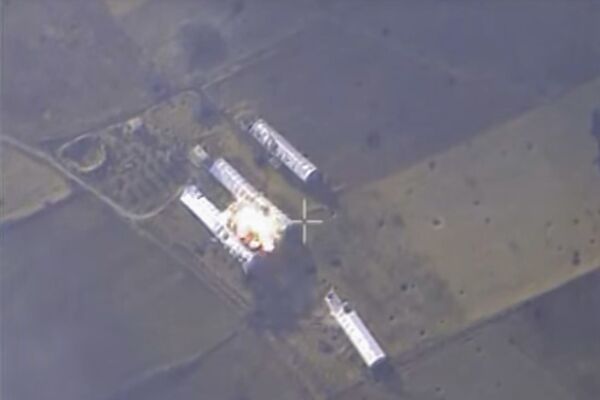 Aviación rusa bombardea una planta militar de extremistas en Alepo - Sputnik Mundo