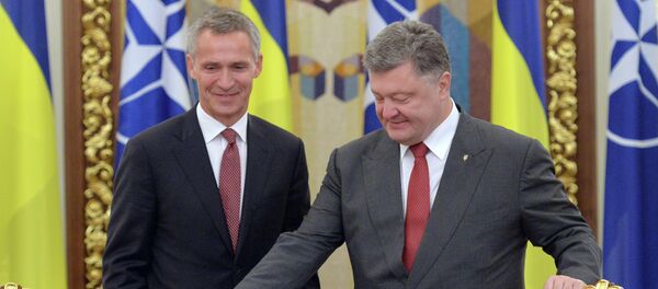 El secretario general de la OTAN, Jens Stoltenberg, con el presidente de Ucrania, Petro Poroshenko (archivo) El secretario general de la OTAN, Jens Stoltenberg, con el presidente de Ucrania, Petro Poroshenko (archivo) - Sputnik Mundo