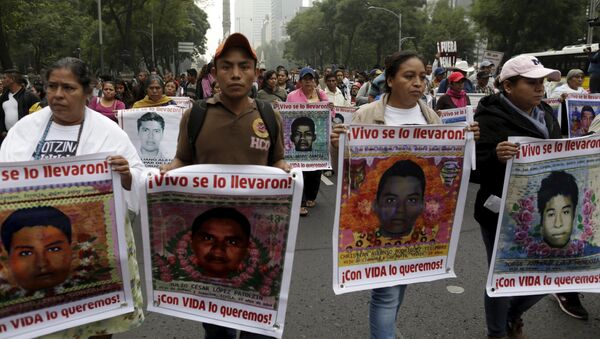 Los padres de los estudiantes desaparecidos durante las protestas - Sputnik Mundo