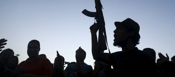 Un hombre armado en Libia (imagen referencial) - Sputnik Mundo