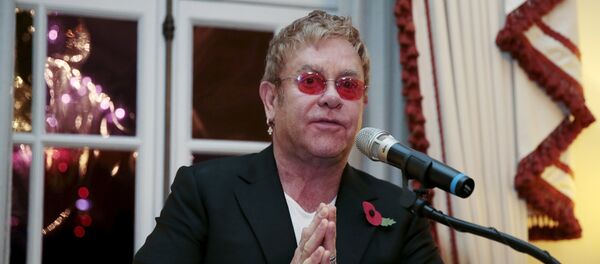 Singer Elton John speaks at a reception at The U.S. Ambassador's London residence, Britain, November 4, 2015. Singer Elton John speaks at a reception at The U.S. Ambassador's London residence, Britain, November 4, 2015. - Sputnik Mundo