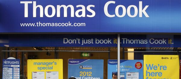 Worker changing the window display of Thomas Cook in Loughborough - Sputnik Mundo