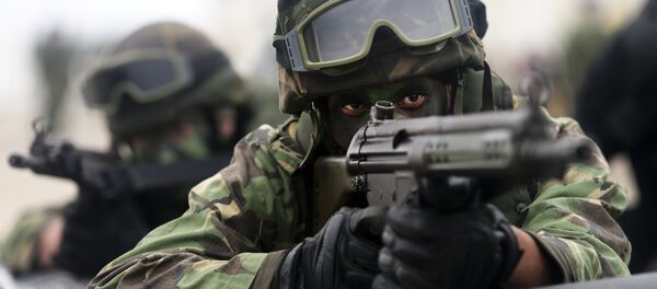 Soldados durante las maniobras de la OTAN Trident Juncture 2015 - Sputnik Mundo