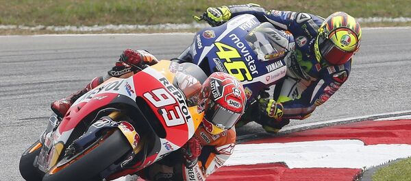Honda MotoGP rider Marc Marquez (front) of Spain and Yamaha MotoGP rider Valentino Rossi of Italy ride during the Malaysian Motorcycle Grand Prix - Sputnik Mundo