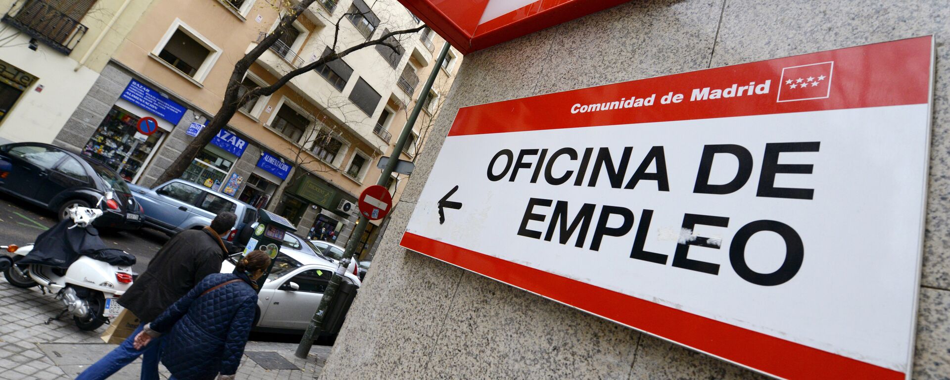 People walk outside a government employment office in the center of Madrid on January 3, 2014. - Sputnik Mundo, 1920, 29.04.2021