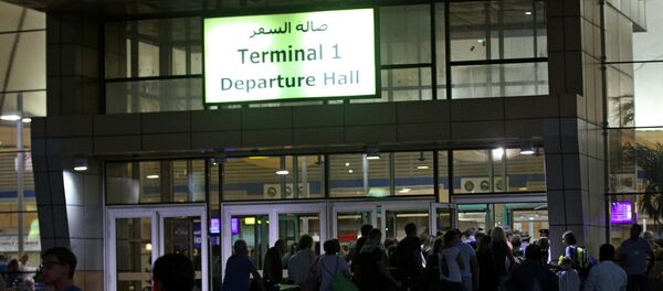 Turistas en la puerta de embarque en Sharm el Sheikh - Sputnik Mundo