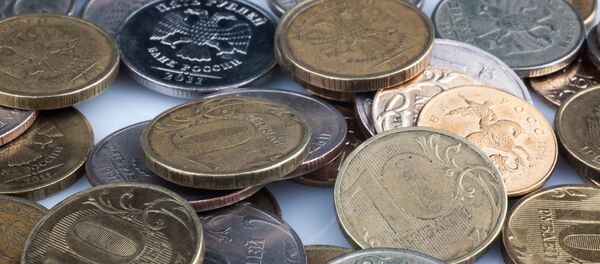 Una moscovita recibe su pensión en un saco con seis kilos de monedas - Sputnik Mundo