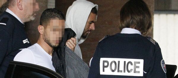 Jugador del FC Real Madrid Karim Benzema sale del tribunal de Versalles, Francia Jugador del FC Real Madrid Karim Benzema sale del tribunal de Versalles, Francia - Sputnik Mundo