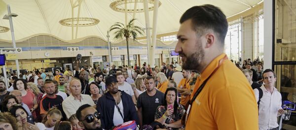 Empleado de Easyjet habla con los turistas británicos en el aeropuerto de Sharm el Sheikh Empleado de Easyjet habla con los turistas británicos en el aeropuerto de Sharm el Sheikh - Sputnik Mundo