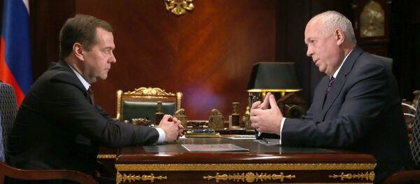 El primer ministro de Rusia, Dmitri Medvédev y el director general de la corporación Rostec, Serguéi Chémezov - Sputnik Mundo