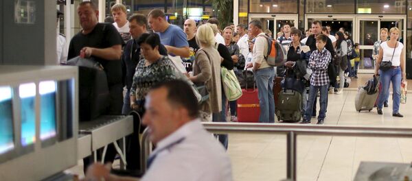 Turistas rusos en el aeropuerto de Sharm al Sheikh, el 6 de noviembre - Sputnik Mundo