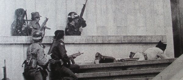 Soldados del Ejercito esperan la entrada de los tanques Cascabel, para avanzar con su cobertura hacia el interior de las edificaciones tomadas por el M-19 pocas horas antes - Sputnik Mundo