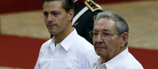 Presidente de México, Enrique Peña Nieto, y presidente de Cuba, Raúl Castro Presidente de México, Enrique Peña Nieto, y presidente de Cuba, Raúl Castro - Sputnik Mundo
