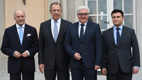 (De izda.) Ministro de Exteriores de Francia dimitido, Laurent Fabius con ministros de Exteriores de Rusia, Serguéi Lavrov, de Alemania, Frank-Walter Steinmeier y de Ucrania, Pavló Klimkin (archivo) - Sputnik Mundo
