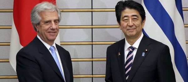 Presidente de Uruguay, Tabaré Vázquez (izda.) y primer ministro de Japón, Shinzo Abe - Sputnik Mundo