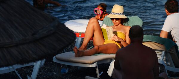 Turistas toman el sol en una playa de Alushta, Crimea - Sputnik Mundo