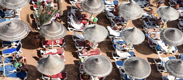 Turistas en una playa de Sharm el-Sheikh - Sputnik Mundo