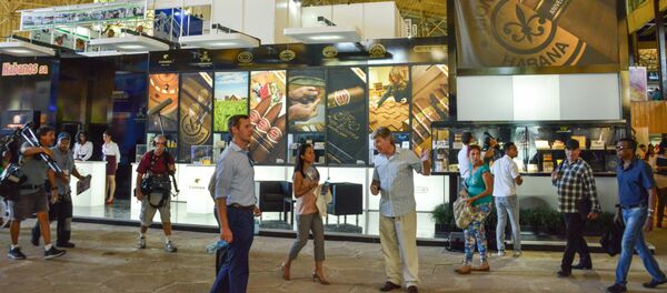 Visitors participate in the 33rd Havana International Fair (FIHAV), on November 2, 2015. - Sputnik Mundo