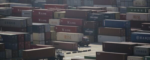 Containers are piled up at the China (Shanghai) Pilot Free Trade Zone at the Yangshan Deep Water Port in Shanghai, China - Sputnik Mundo