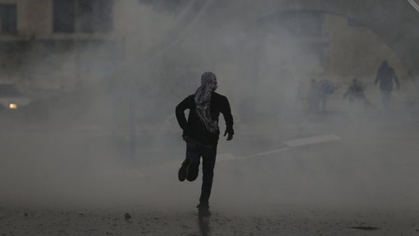 Manifestante palestino corre durante enfrentamientos con las tropas israelíes Manifestante palestino corre durante enfrentamientos con las tropas israelíes - Sputnik Mundo
