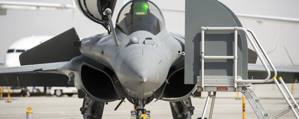 Caza Dassault Rafale en el salón de aviación Dubái Airshow-2015 - Sputnik Mundo