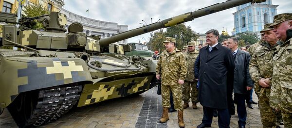 El presidente de Ucrania, Petró Poroshenko, visita la exposición de la técnica militar organizada con motivo del Día del Defensor de Ucrania - Sputnik Mundo