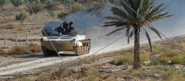 Soldados del Ejército sirio en un coche blindado cerca la ciudad de Palmira - Sputnik Mundo