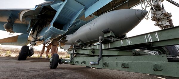 Caza ruso Sukhoi Su-34 en el aeródromo de Hmeymim, Siria - Sputnik Mundo