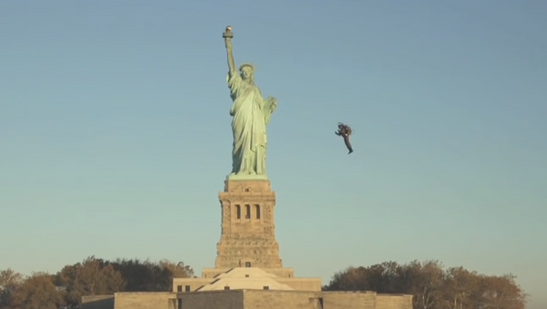 Espectacular vuelo en JetPack alrededor de la Estatua de la Libertad - Sputnik Mundo