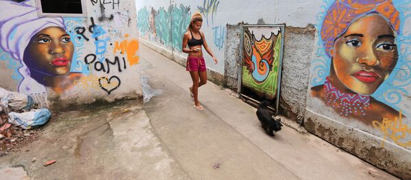 Una mujer camina en calle en Rio de Janeiro, Brasil - Sputnik Mundo