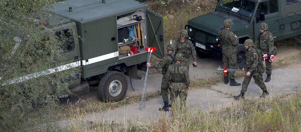 Soldados polacos durante la operación de búsqueda del misterioso 'tren del oro nazi' en la ciudad de Walbrzych Soldados polacos durante la operación de búsqueda del misterioso 'tren del oro nazi' en la ciudad de Walbrzych - Sputnik Mundo